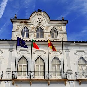 Giraldo Square in Évora with historic buildings, fountain, and lively atmosphere