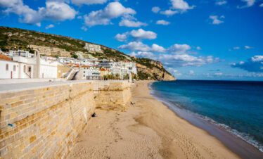 Clear blue ocean water with gentle waves with sesimbra