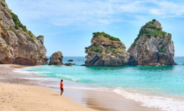 Secret beach in Sesimbra with high cliffs and sky blue water - Praia do Ribeiro do Cavalo
